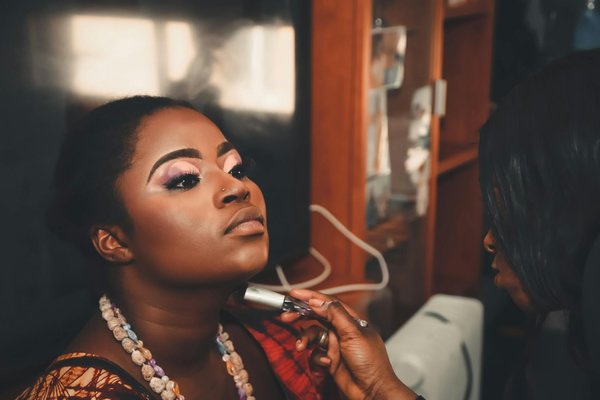 Quels conseils pour choisir des pantalons à motifs pour un look audacieux?